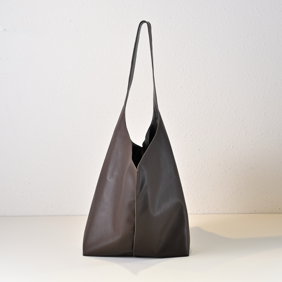 THE ROW 더로우 빈들 스티치백 레더 61cm