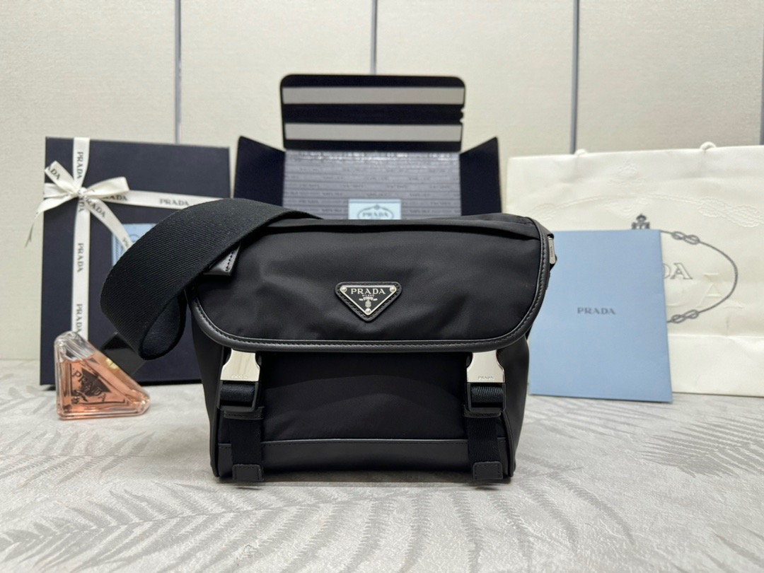 PRADA 프라다 리나일론 사피아노 크로스백 20cm 2VD066