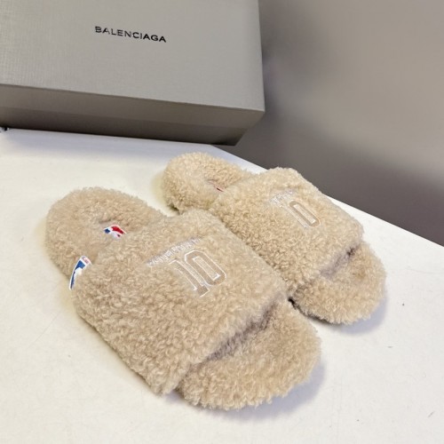 BALENCIAGA 발렌시아가 퍼리 슬리퍼