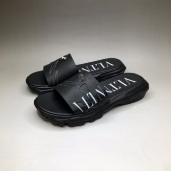 VALENTINO GARAVANI 고무 VLTN 슬라이드 슬리퍼 엠보싱 프린트 로고 장식 스트랩