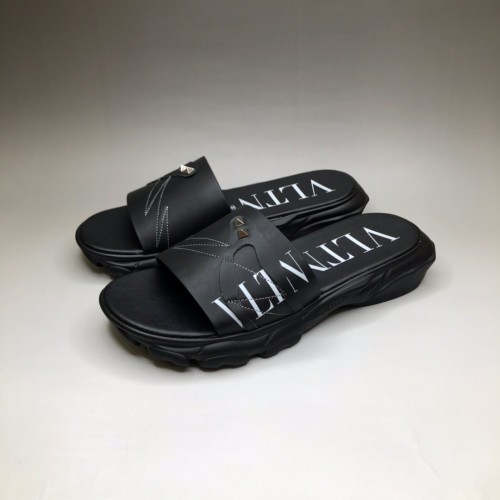 VALENTINO GARAVANI 고무 VLTN 슬라이드 슬리퍼 엠보싱 프린트 로고 장식 스트랩